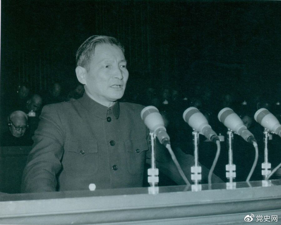 1956年12月，陳云在中華工商業(yè)聯(lián)合會第二屆會員代表大會上作報告。