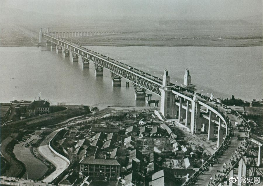 1968年12月29日， 南京長(zhǎng)江大橋全面建成通車。這是當(dāng)時(shí)中國(guó)自行設(shè)計(jì)建造的最大的鐵路、公路兩用橋。