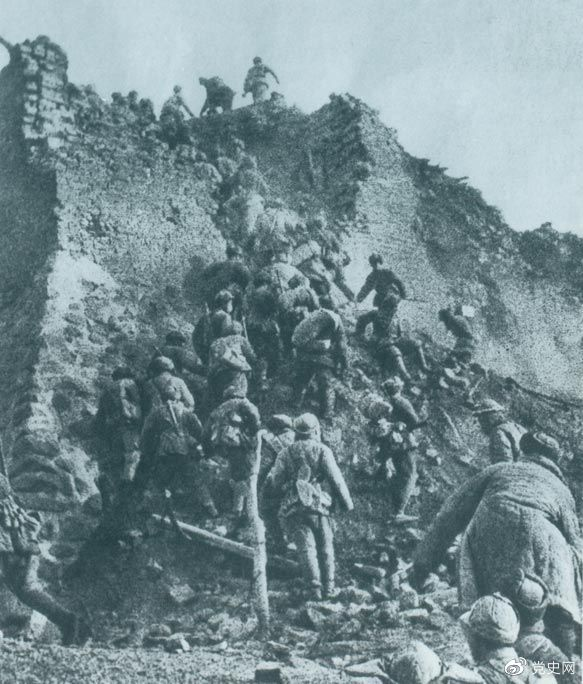 1948年12月，人民解放軍向新保安守敵發(fā)起攻擊。這是解放軍戰(zhàn)士登上新保安城頭。 